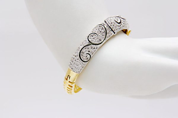 Signity Diamonds Openable Gold Bracelet - Rentjewels